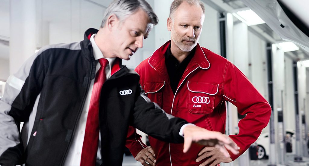 Accettatore e meccanico osservano una vettura