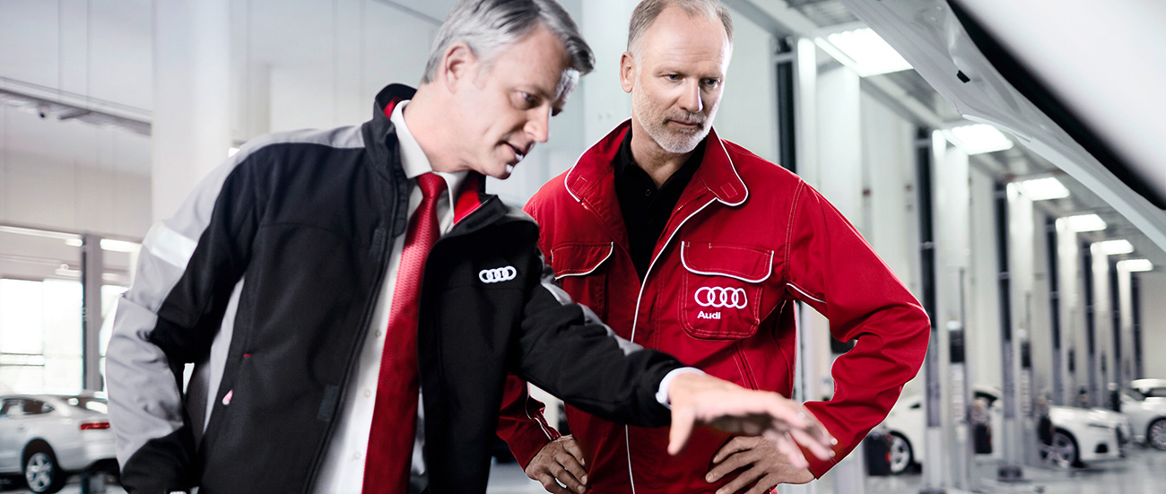 Accettatore e meccanico osservano una vettura