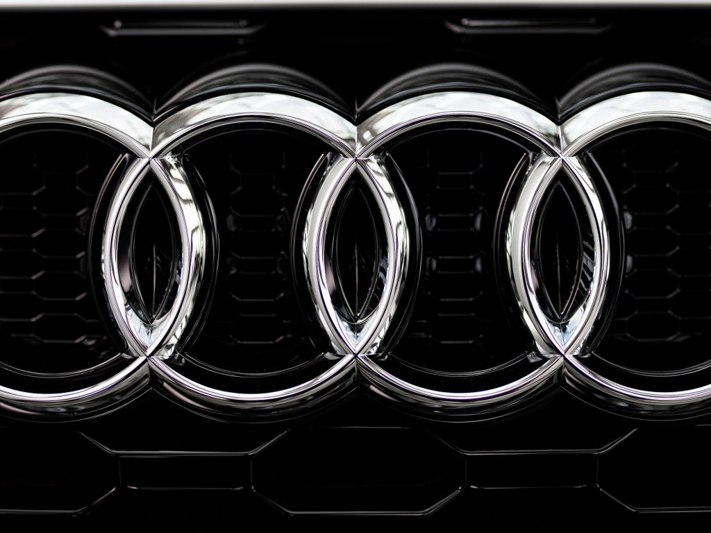 Logo Audi sul frontale di una vettura