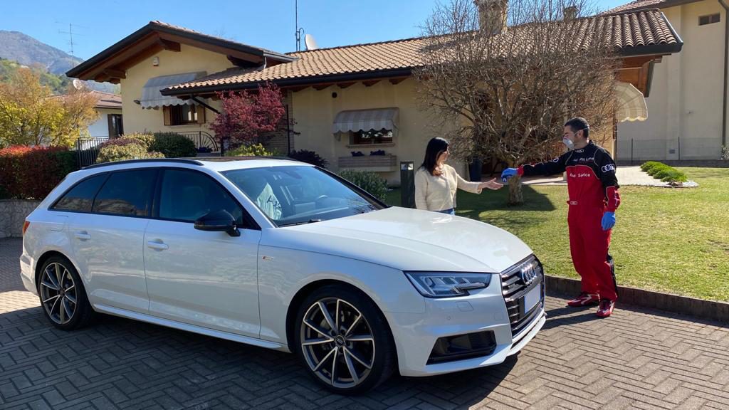 Meccanico preleva la vettura da igienizzare a casa del cliente