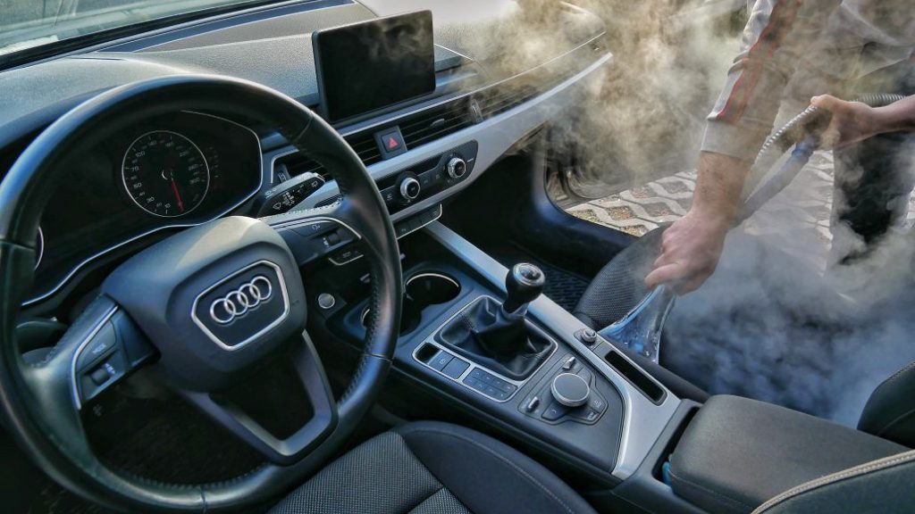 Igienizzazione della vettura con vapore