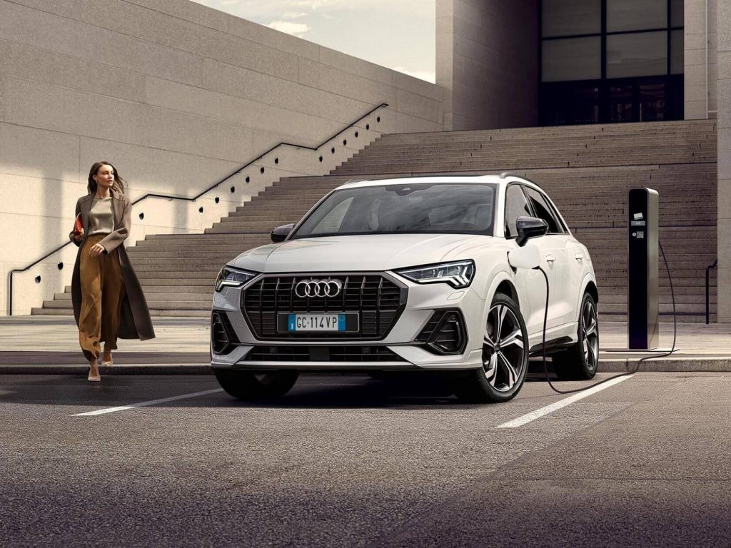 Audi Q3 TFSIe in carica al parcheggio