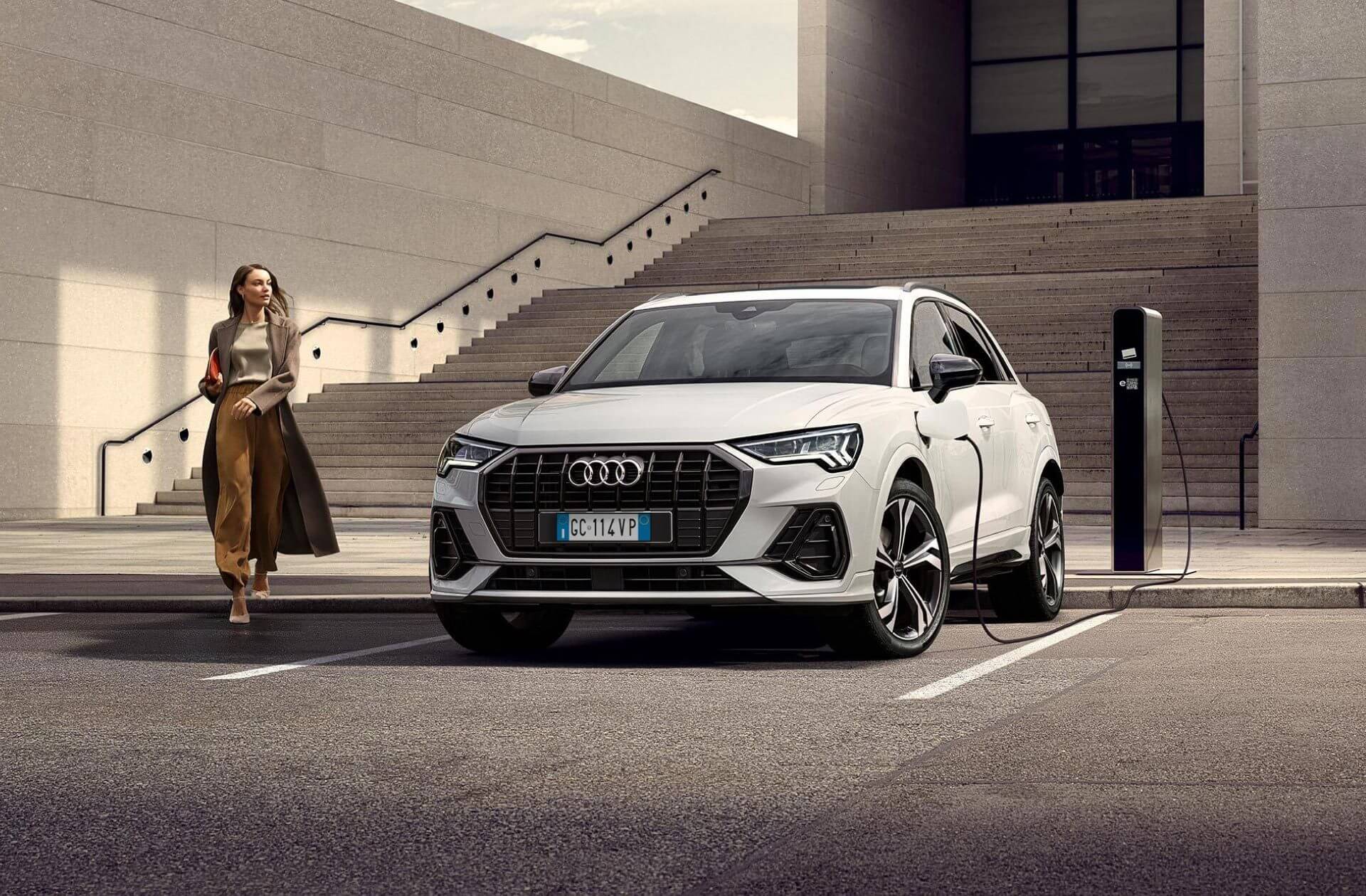 Audi Q3 TFSIe in carica al parcheggio