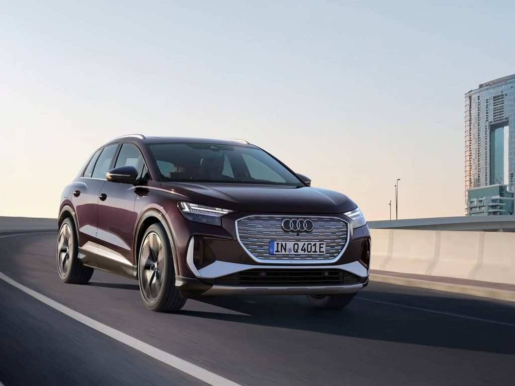 Audi Q4 e-tron vista frontale su strada.