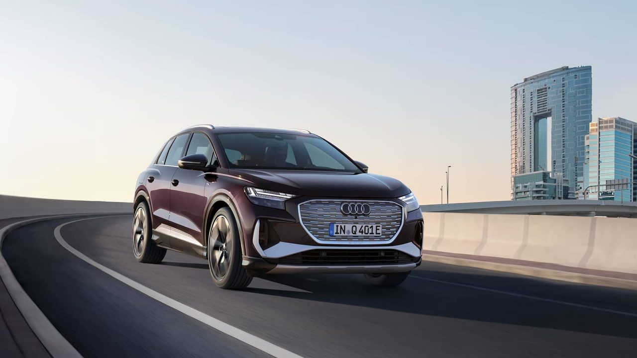 Audi Q4 e-tron vista frontale su strada.